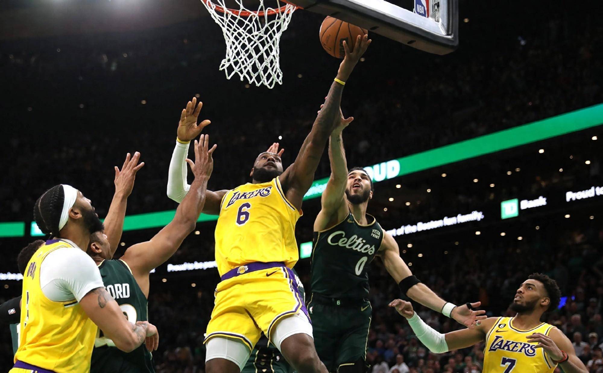 开云-塔图姆重返赛场，险胜首场状态出色，中国队观众沸腾！-开云